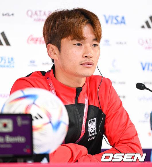 [OSEN=도하(카타르) 박준형 기자] 4일 오후 카타르 도하 카타르 국제 컨벤션 센터에 위치한 미디어센터에서 2022 카타르 월드컵 16강전 대한민국과 브라질 공식기자회견이 진행됐다.김진수가 질문을 듣고 있다.  2022.12.04  / soul1014@osen.co.kr