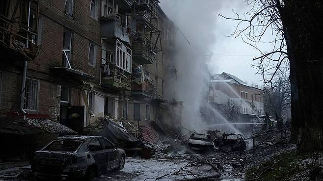 지난달 23일(현지시간) 우크라이나 수도 키이우 외곽의 한 마을에서 러시아군의 공습으로 주택 화재가 발생해 소방요원이 진화 작업을 벌이고 있다. (사진=AP/연합뉴스)