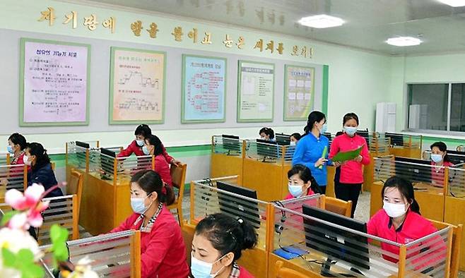 컴퓨터학습 한창인 북한 여성근로자들. 연합뉴스