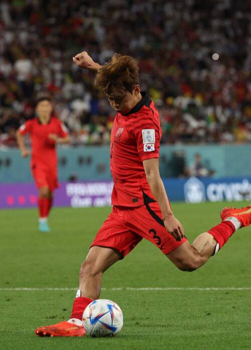 지난 28일(현지시간) 카타르 알라이얀 에듀케이션 시티 스타디움에서 열린 2022 카타르 월드컵 H조 2차전 대한민국과 가나의 경기, 김진수가 슈팅을 시도하고 있다. 알라이얀(카타르)=뉴시스