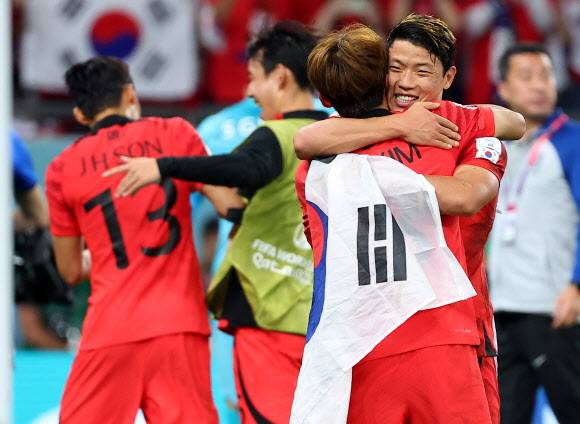 포옹하는 황희찬 김진수 - 3일 오전(한국시간) 카타르 알라이얀의 에듀케이션 시티 스타디움에서 열린 2022 카타르 월드컵 조별리그 H조 3차전 대한민국과 포르투갈 경기가 끝나고 16강 진출을 확정지은 대표팀 황희찬과 김진수가 포옹하며 기뻐하고 있다. 2022.12.3 연합뉴스