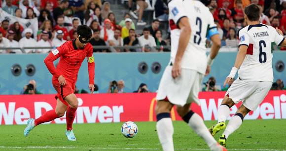 드리블하는 손흥민 - 3일 오전(한국시간) 카타르 알라이얀의 에듀케이션 시티 스타디움에서 열린 2022 카타르 월드컵 조별리그 H조 3차전 대한민국과 포르투갈 경기. 손흥민이 드리블을 하고 있다. 2022.12.3 연합뉴스