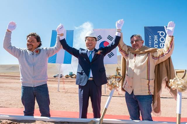 최정우(가운데) 포스코그룹 회장이 3월 아르헨티나 고지대에 있는 옴브레 무에르토 염호 기반의 염수 리튬 공장 착공식에 참여해 행사를 갖고 있다. 사진 제공=포스코그룹