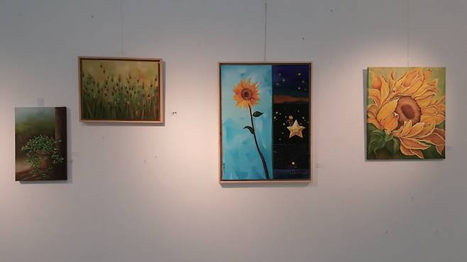 양천구의 어느 유화반 동아리의 정기 전시회 장면