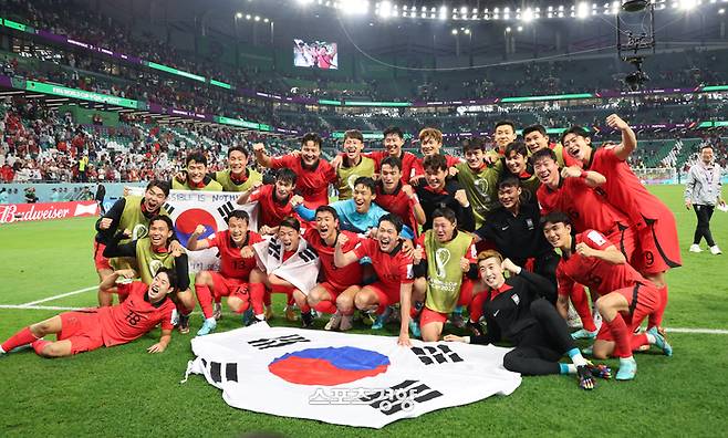 한국 축구대표팀 선수들이 2일(현지시간) 카타르 알라이얀 에듀케이션 시티 스타디움에서 열린 포르투갈과의 2022 국제축구연맹(FIFA) 카타르 월드컵 조별리그 H조 최종전에서 2-1로 승리하고 16강 진출이 결정되자 기념촬영을 하고 있다.  알라이얀 | 권도현 기자