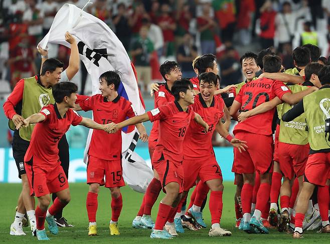 ▲ 축구대표팀이 포르투갈에 2-1 승리를 거두며 16강에 오른 뒤 기쁨을 다양하게 표현하고 있다. ⓒ연합뉴스