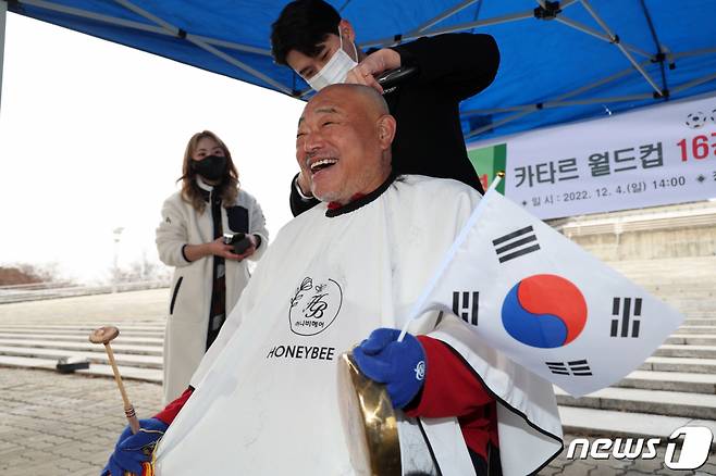 (서울=뉴스1) = 서울 마포구 홍보대사 가수 김흥국이 4일 오후 상암동 월드컵경기장에서 카타르 월드컵 16강 진출 공약의 일환으로 삭발을 하고 있다. (마포구 제공) 2022.12.4/뉴스1 Copyright (C) 뉴스1. All rights reserved. 무단 전재 및 재배포 금지. /사진=뉴스1