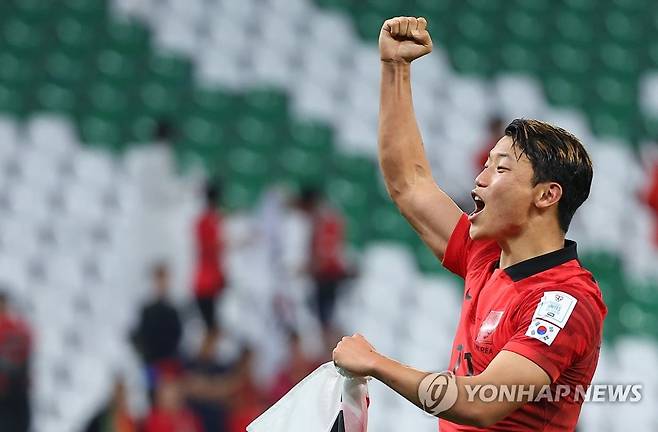 황희찬, 또 한 번 역사를 쓰다 (알라이얀=연합뉴스) 김도훈 기자 = 3일 오전(한국시간) 카타르 알라이얀의 에듀케이션 시티 스타디움에서 열린 2022 카타르 월드컵 조별리그 H조 3차전 대한민국과 포르투갈 경기에서 승리를 거두며 16강 진출에 성공한 대표팀 황희찬이 관중석을 바라보며 기뻐하고 있다. 2022.12.3 superdoo82@yna.co.kr