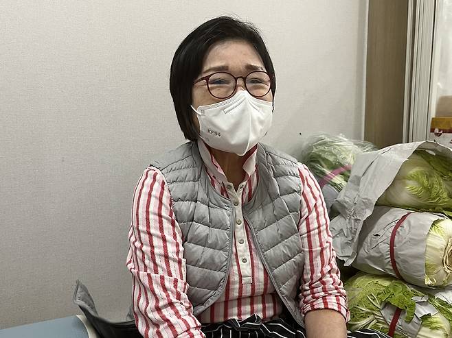 활짝 웃는 최복향씨 (대구=연합뉴스) 황수빈 기자 = 2일 오후 대구 수성구 본전식당에서 최복향씨가 연합뉴스와 인터뷰하면서 웃고 있다. 2022.12.2 hsb@yna.co.kr