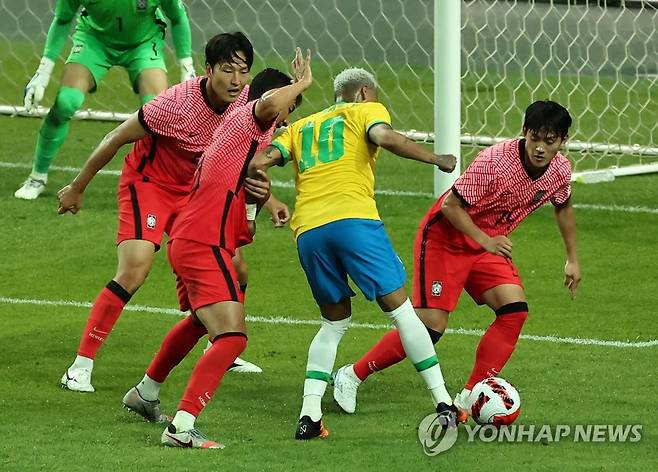 네이마르 막는 선수들 (서울=연합뉴스) 지난 6월 2일 서울월드컵경기장에서 열린 남자 축구 국가대표팀 친선경기 한국과 브라질의 경기에서 한국 선수들이 네이마르를 저지하고 있는 모습. [연합뉴스 자료사진]