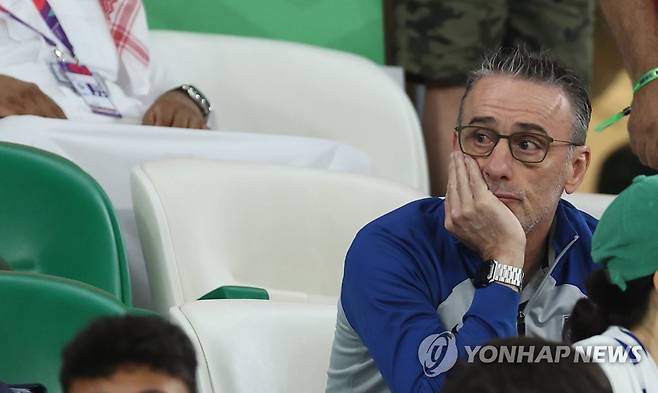 선수들 움직임 살피는 벤투 감독 (알라이얀=연합뉴스) 임헌정 기자 = 3일 오전(한국시간) 카타르 알라이얀의 에듀케이션 시티 스타디움에서 열린 2022 카타르 월드컵 조별리그 H조 3차전 대한민국과 포르투갈 경기. 전반 한국 파울루 벤투 감독이 VIP석에서 경기를 관람하며 선수들의 움직임을 살피고 있다. 2022.12.3 kane@yna.co.kr