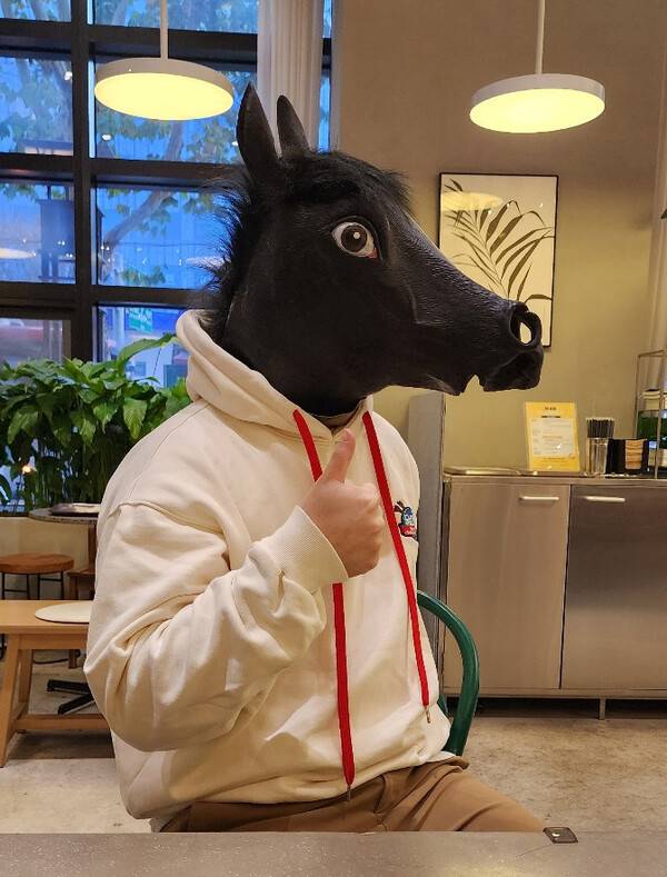 인터뷰 후 '말 가면'을 쓰고 인터뷰를 한 유동휘씨. 사진=박명기