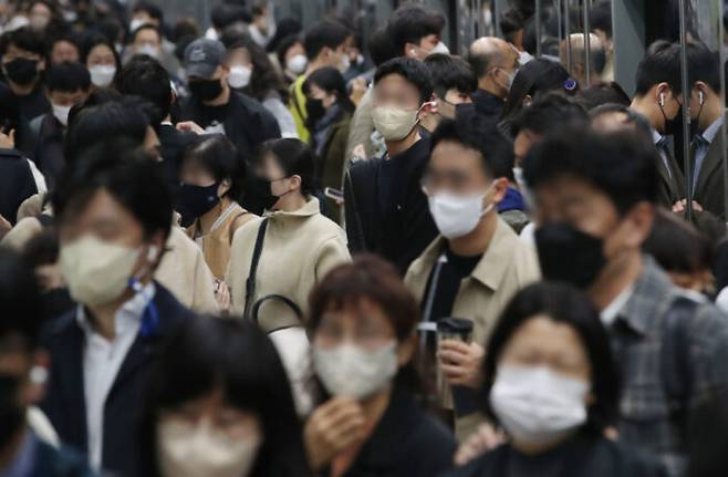 서울 종로구 광화문역에서 시민들이 마스크를 착용한 상태로 이동하고 있다. [사진=뉴스1]