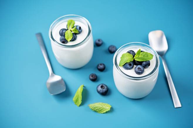 무지방이나 저지방이면서 설탕 함량 역시 낮은 요구르트를 선택해야 한다. [사진=게티이미지뱅크]