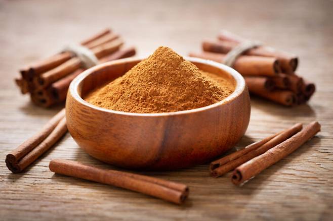 커피나 차를 마실 때 계피가루를 섞어 마시는 것도 좋은 방법이다. [사진=게티이미지뱅크]