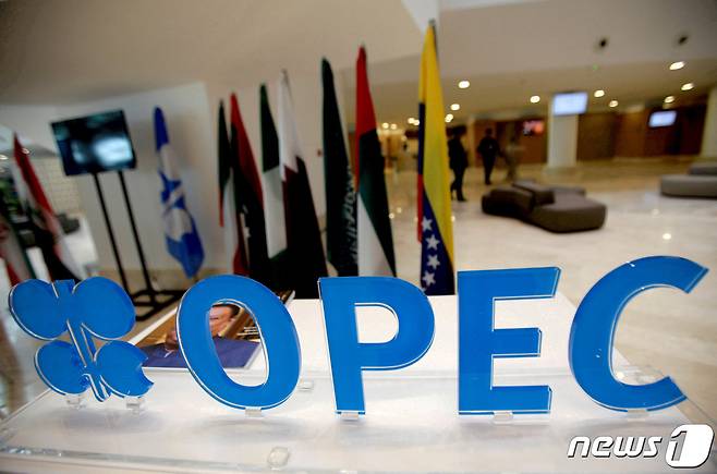 석유수출국기구(OPEC·오펙) 플러스는 사우디아라비아가 이끄는 13개 오펙 회원국과 러시아가 이끄는 10개 비(非) 오펙 회원국으로 구성돼 있다. 13개 오펙 회원국으로는 알제리, 앙골라, 적도기니, 가봉, 이란, 이라크, 쿠웨이트, 리비아, 나이지리아, 콩고민주공화국, 사우디아라비아, 아랍에미리트, 베네수엘라 등이다. 이들과 오펙 플러스를 구성하는 비 오펙 회원국으로는 아제르바이잔, 바레인, 브루나이, 카자흐스탄, 말레이시아, 멕시코, 오만, 필리핀, 러시아, 수단 등이다. 2016.09.28 ⓒ 로이터=뉴스1