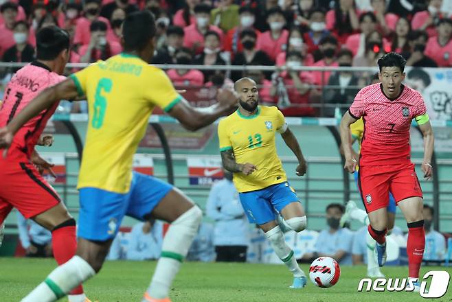 대한민국 축구 대표팀 주장 손흥민이 2일 오후 서울 마포구 서울월드컵경기장에서 열린 대한민국과 브라질과의 친선 경기 후반전 상대 수비 사이로 돌파 하고 있다. 2022.6.2/뉴스1 ⓒ News1 장수영 기자