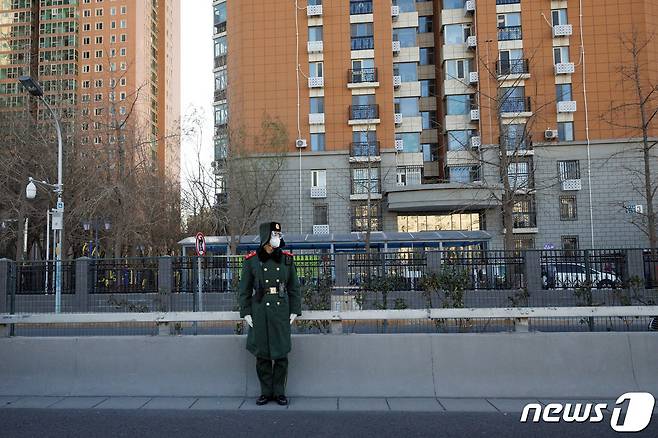 1일 중국 베이징에서 신규 코로나19 확진자가 발생한 가운데 중국 인민무장경찰대원 한 명이 마스크를 쓴 상태로 도로 위를 쳐다보고 있다. ⓒ 로이터=뉴스1 ⓒ News1 김성식 기자
