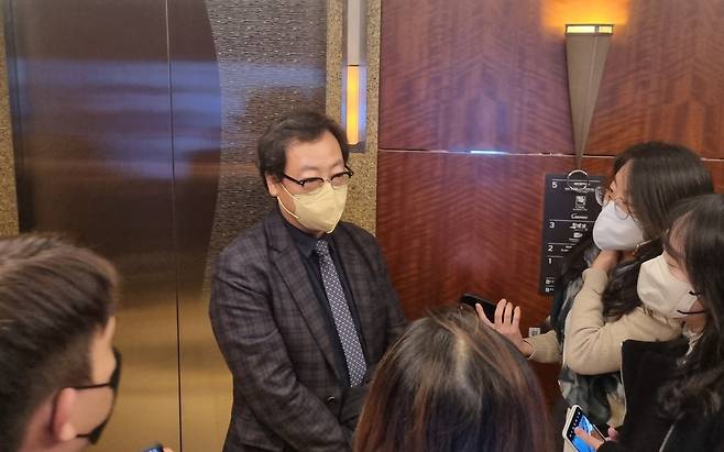 5일 과학기술정보통신부는 서울 강남구에 위치한 오크우드 프리미어 코엑스 센터에서 28㎓ 주파수 청문 절차를 진행했다. 사진은 청문회를 마치고 기자들과 만난 이상헌 SK텔레콤 정책혁신실장 ⓒ News1 윤지원 기자