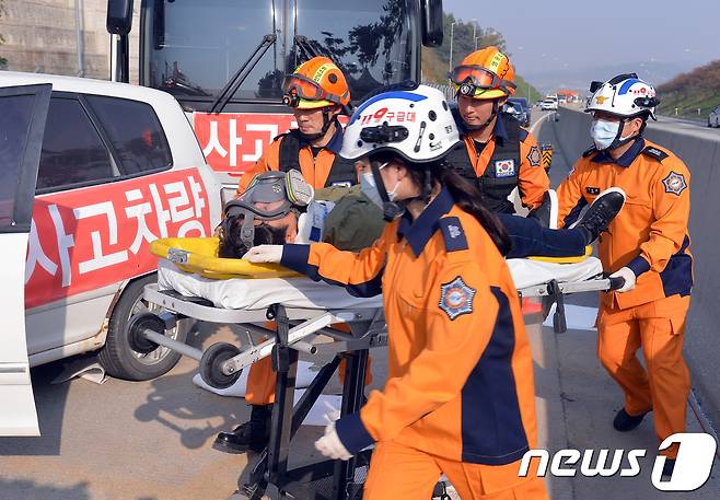 폭설에 의한 복합재난 현장대응 훈련'에서 119구급대원들이 환자를 구급차로 옮기고 있다./뉴스1 ⓒ News1