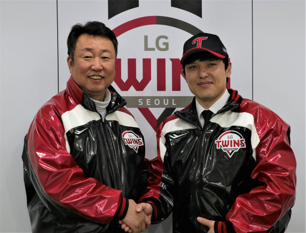 LG와 FA 계약을 맺은 박동원(오른쪽)과 LG 차명석 단장이 입단 기념 사진을 찍고 있다. 제공 | LG 트윈스