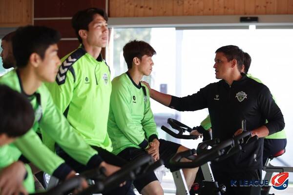 전북 현대 지우반 올리베이라 의무 트레이너(오른쪽). ⓒ프로축구연맹