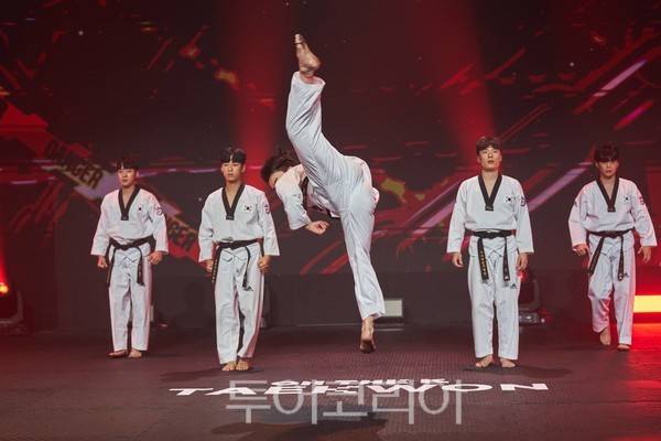 KTA 국가대표 태권도 시범공연단이 선보인 'ON THE K : TAEKWON'공연&nbsp;