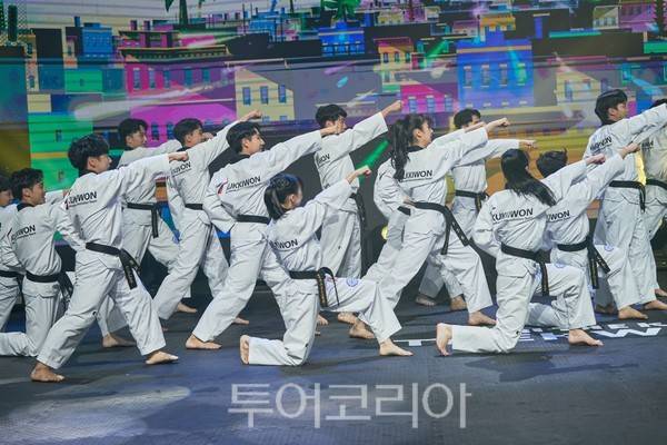 KTA 국가대표 태권도 시범공연단이 선보인 'ON THE K : TAEKWON'공연&nbsp;