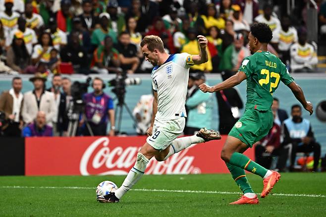잉글랜드 축구 국가대표팀의 주장 해리 케인(29·토트넘 홋스퍼)이 5일(한국시각) 카타르 알코르의 알바이트 스타디움에서 열린 2022 카타르 월드컵 16강전 세네갈과의 경기에서 팀의 두 번째 골을 넣고 있다./AFP연합뉴스