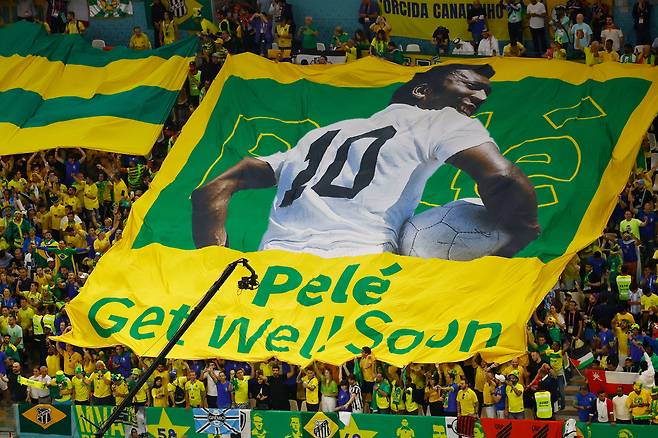 브라질 팬들이 지난 3일 카메룬과의 조별리그 최종전에서 펠레의 쾌차를 비는 응원전을 펼치고 있다. 현수막에 "펠레, 어서 쾌차해요(Pele, get well soon)"라고 적혀 있다. /로이터연합뉴스