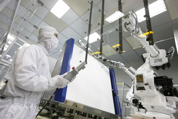 LG디스플레이 파주 공장 LCD 생산라인에서 직원들이 유리기판을 검사하고 있다. /LG디스플레이 제공