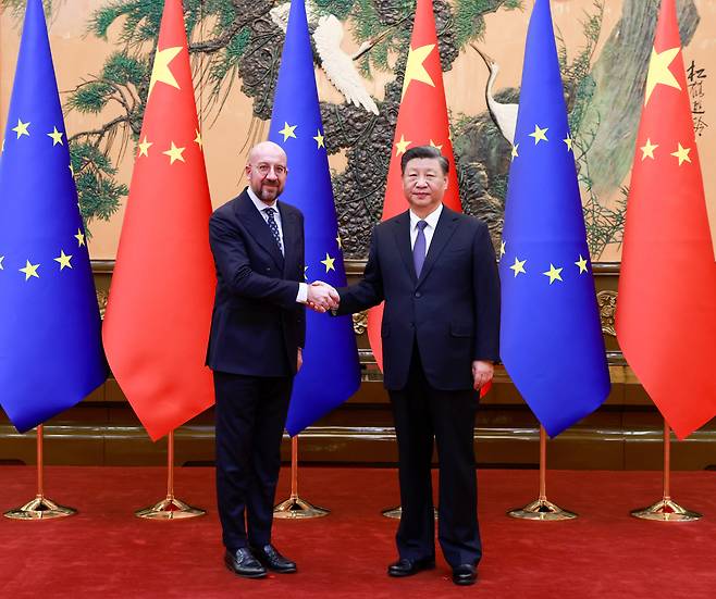 중국을 방문한 샤를 미셸 유럽연합(EU) 정상회의 상임의장(왼쪽)이 1일 베이징 인민대회당에서 시진핑 중국 국가주석과 악수하고 있다. /연합뉴스