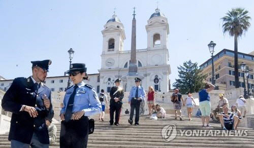 2017년 6월 이탈리아 로마의 관광 명소 '스페인 계단'에서 합동 순찰을 벌이는 이탈리아-중국 경찰 [EPA=연합뉴스]
