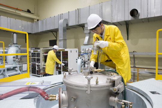 한국원자력연구원이 폴란드 원자력연구소와 핵연료 실증 MOU를 체결하고, 2024년 핵연료를 시범 공급한다. 사진은 원자력연 연구진이 '원심분무 핵연료 분말 제조기술'을 적용한 판형핵연료 생산과정을 검증하는 모습. 원자력연 제공