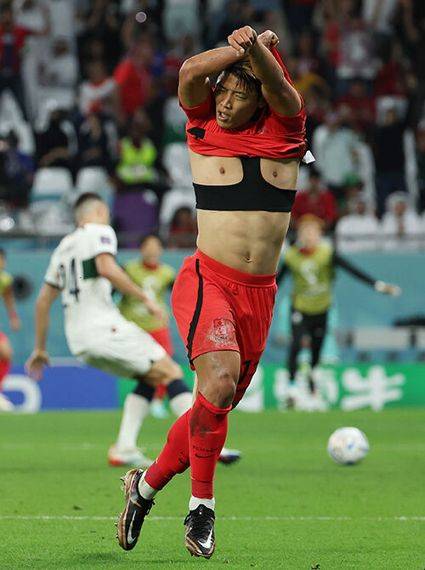 3일 오전(한국시간) 카타르 알라이얀의 에듀케이션 시티 스타디움에서 열린 2022 카타르 월드컵 조별리그 H조 3차전 대한민국과 포르투갈 경기에서 승리를 거두며 16강 진출에 성공한 대표팀 황희찬이 손흥민과 기쁨을 나누던 중 주심에게 경고를 받고 있다. 황희찬은 이날 결승골 세리머니 도중 상의를 벗어 경고를 받았다. 연합뉴스