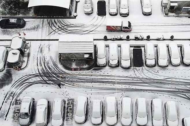 수도권 일대 눈이 내린 지난 3일 오전 서울 성북구의 한 아파트 단지에 주차된 차량들 위로 하얗게 눈이 덮혀 있다. /사진=뉴스1