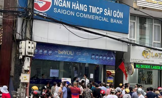 10월 사이공중앙은행(SCB) 하노이 지점에 예금을 인출하려는 현지 고객이 몰려들고 있다. SCB는 반띤팟(VTP) 그룹에 담보나 지급보증 없이 25조 동을 불법대출해 준 사실이 드러나 현재 금융당국의 조사를 받고 있다. 닛케이아시아 캡처