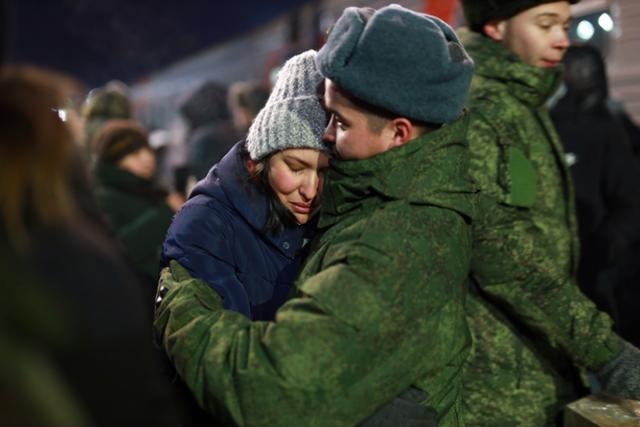 2일 러시아 중부 서시베리아 튜멘의 기차역에서 군에 동원된 한 남성이 작별을 나누고 있다. 튜멘=AP 연합뉴스
