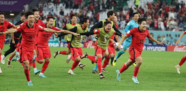 한국 축구 대표팀이 3일(한국시간) 카타르 알라얀의 에듀케이션 시티 스타디움에서 열린 2022 카타르 월드컵 조별리그 H조 3차전 대한민국과 포르투갈 경기를 2-1로 승리, 16강 진출이 확정되자 슬라이딩 세리머니를 하기 위해 달리고 있다. 연합뉴스