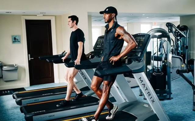 러닝머신에서 뒤로 걸으면 다양한 건강 효과를 볼 수 있다./사진='데일리 메일' 캡처