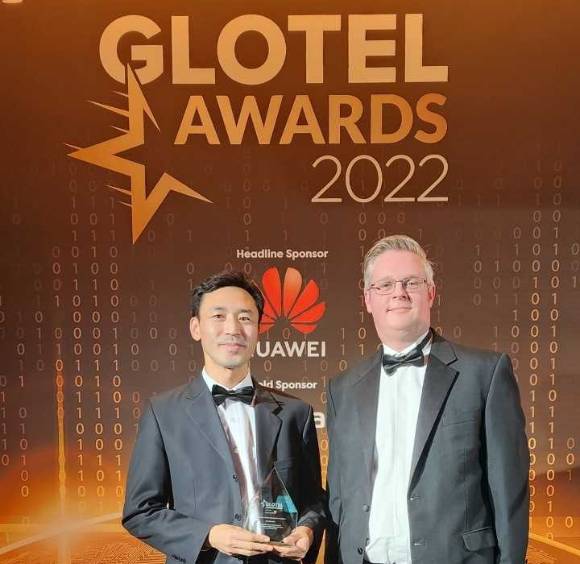 지난 2일(한국시간) '글로벌 텔레콤 어워드 2022' 시상식에서 양기석 SK텔레콤 매니저가 최우수 가상화 혁신(Ground-breaking Virtualization Initiative) 분야에서 수상하고 있는 모습. [사진=SKT]