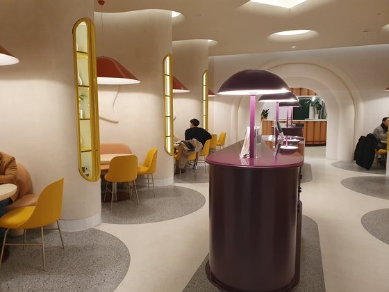 지난 2일 현대백화점 2030대 VIP 고객들이 서울 영등포구 더현대서울 'YP하우스'를 이용하고 있다. 최선을 기자