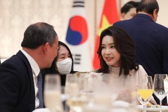 윤석열 대통령 부인 김건희 여사가 5일 오후 서울 종로구 청와대 영빈관에서 열린 응우옌 쑤언 푹 베트남 국가주석 국빈 만찬에서 참석자들과 대화하고 있다. 대통령실 제공
