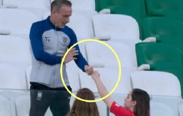 파울루 벤투 감독이 2022 카타르 월드컵 포르투갈전 당시 한국팀 유니폼을 입고 경기장을 찾은 딸과 반갑게 주먹인사를 나누고 있다. / 사진=MBC 캡처