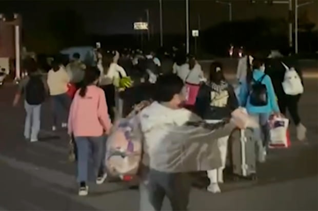 폭스콘 정저우 공장 노동자들이 짐을 들고 공장을 떠나고 있다. 사진=AP연합뉴스