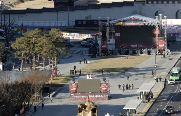 5일 서울 종로구 광화문광장에서 붉은악마 관계자들이 거리응원 무대를 준비하고 있다. 사진=연합뉴스