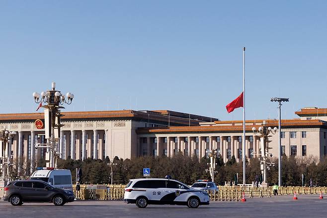 지난 1일 중국 베이징 톈안먼 광장 인민대회당 앞에 고(故) 장쩌민 전 중국 국가주석 애도 의미로 중국 국기가 조기로 게양돼 있다. 로이터연합뉴스