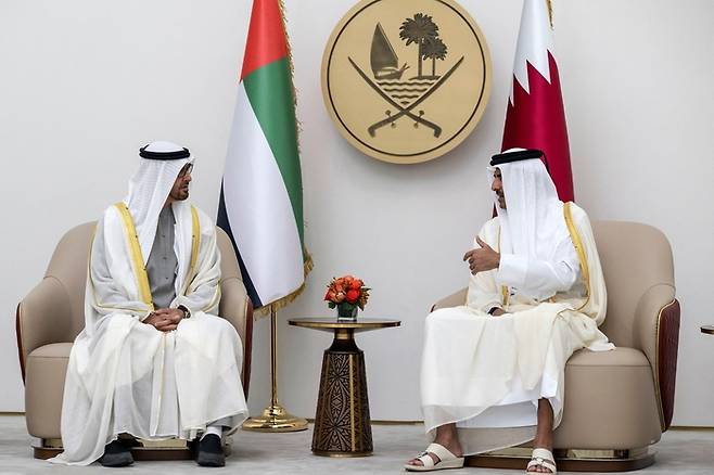 셰이크 타밈 빈 하마드 알사니 카타르 군주(에미르)와 무함마드 빈 자예드 알 나흐얀 아랍에미리트(UAE) 대통령이 5일(현지시간) 카타르 도하에서 회담했다. | AFP연합뉴스
