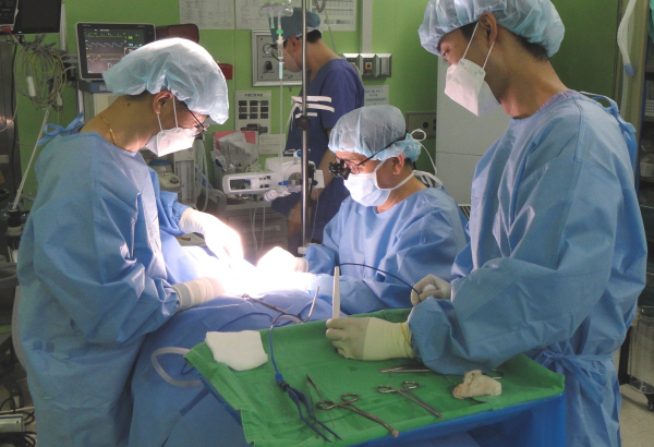 온종합병원 이명기(신경외과 전문의) 과장이 수술을 진행하는모습.