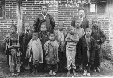 일제강점기 경성보육원의 고아들. 남루한 옷차림이다. 뒷줄 오른쪽이 의사 오긍선.